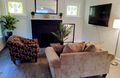 St. Louis House | Stay at this Cozy 3 bedroom 2 bathroom home that caters to Females only.