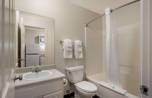 Lamar Heights Area House | Stay awhile at an affordable rate!