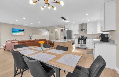 Streamwood House | Stay Awhile! Spacious Home w/All You Need
