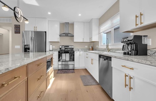 Streamwood House | Stay Awhile! Spacious Home w/All You Need