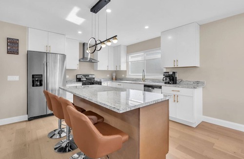 Streamwood House | Stay Awhile! Spacious Home w/All You Need