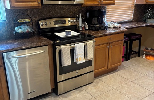 Plainview House | Stay Close to Ryder Cup: Cozy 3BR Home w/Backyard – 2 Miles to Bethpage