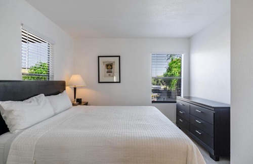 Deer Valley Apartment | Stay Gia Modern Newly Renovated 1Br Home w Pool