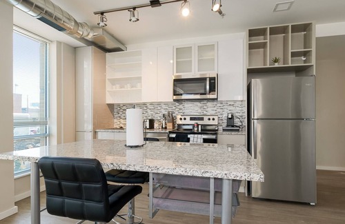 Crossroads Arts District Condo | Stay in a Lavish Accommodation with a Stunning Rooftop Oasis 255