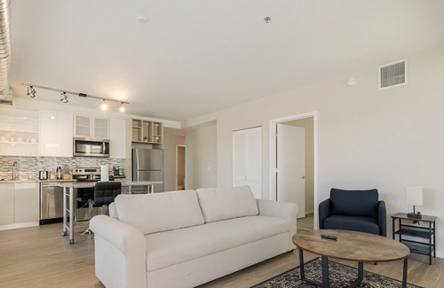 Crossroads Arts District Condo | Stay in a Lavish Accommodation with a Stunning Rooftop Oasis 255