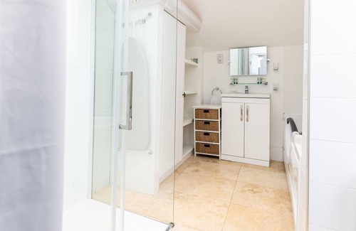 Painswick Cottage | Stay in Luxury at The Stables at Court House Manor