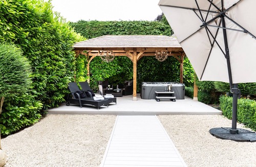 Painswick Cottage | Stay in Luxury at The Stables at Court House Manor