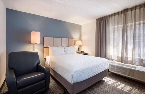 Libertyville House | Stay in Style at this Hotel: Your Home in Chicago's Suburbs! 2 Family-friendly Suites!