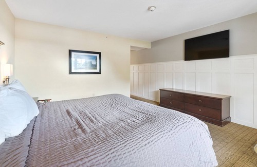 Kelleys Island House | Stay in the Glacier Suite for breathtaking views of Kelleys Island 116