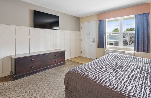 Kelleys Island House | Stay in the Glacier Suite for breathtaking views of Kelleys Island 116
