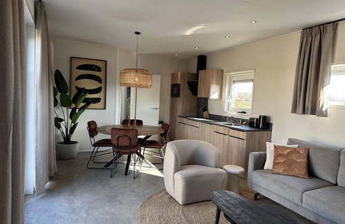 Nieuwvliet House | Stay in the modern and spacious Zonneweelde Lodge and be on the beach in no time
