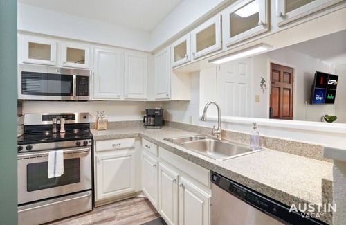 Highland Hills Condo | Stay Longer in Austin | King Suite + Poolside Fun!
