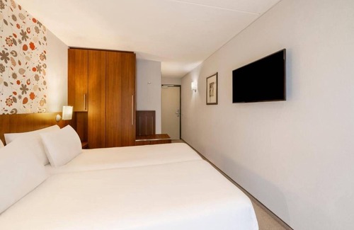 Nunspeet Hotel | Stay Near Staverden Forest Heated Pool Dog Friendly Room with Parking