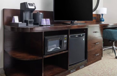 West End House | Stay Near to Lincolin Memorial – 7 Min Walk, Stylish Unit w/Rooftop Pool Access