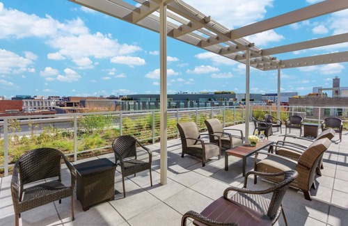 West End House | Stay Near to Lincolin Memorial – 7 Min Walk, Stylish Unit w/Rooftop Pool Access