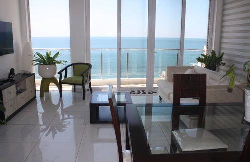 Kollupitiya Apartment | Stay next to the sea but central to all your need.