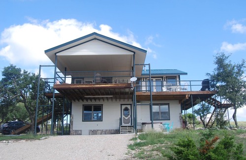 Harper House | Stay on a ranch in the Texas Hill Country relax and visit nearby wine country!