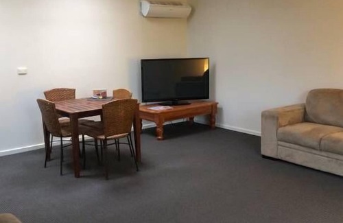 Wagga Wagga House | Stay on the Simmons Apartment