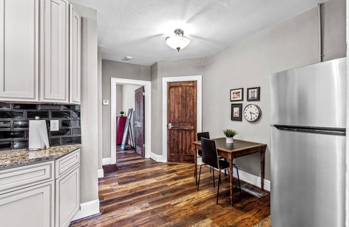 The Southampton Apartment | Stay STL*Long Term Stays*Private Balcony*Pets