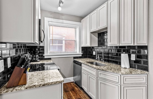 The Southampton Apartment | Stay STL*Long Term Stays*Private Balcony*Pets