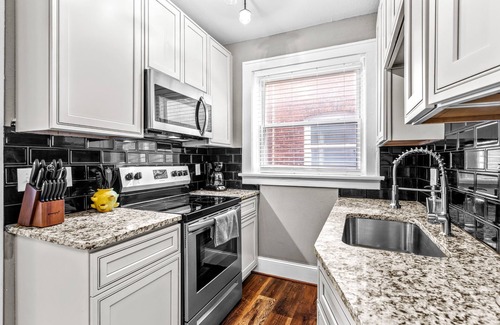 The Southampton Apartment | Stay STL*Long Term Stays*Private Balcony*Pets
