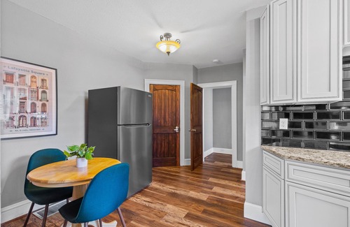 The Southampton Apartment | Stay STL*Long Term Stays*Private Balcony*Pets