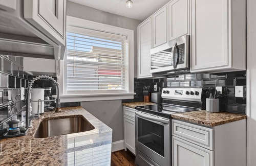 The Southampton Apartment | Stay STL*Long Term Stays*Private Balcony*Pets
