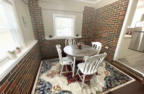 New Castle House | Stay @ The Birchwood - 15 min to DT