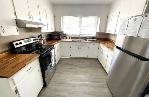 New Castle House | Stay @ The Birchwood - 15 min to DT