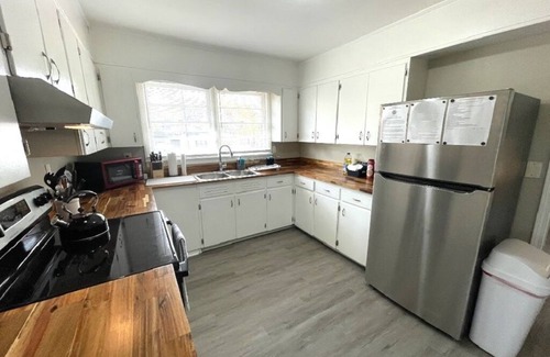 New Castle House | Stay @ The Birchwood - 15 min to DT