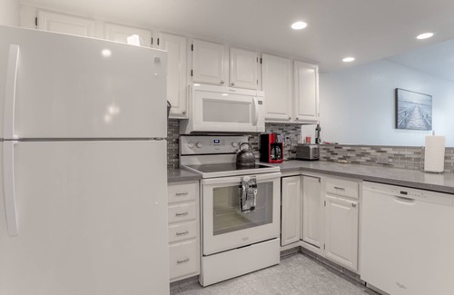 San Ramon Condo | Stay & Unwind: Wi-Fi, Cable, Netflix, Fireplace, Garage, W/D in unit.