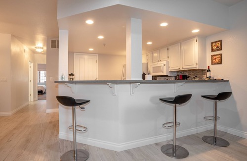 San Ramon Condo | Stay & Unwind: Wi-Fi, Cable, Netflix, Fireplace, Garage, W/D in unit.