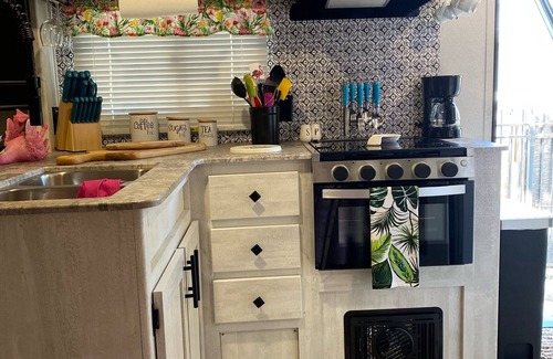 Parkway-South Sacramento House | Stay while RV Flamingo Clamping🦩