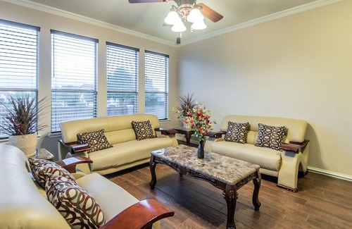 Elmo House | "Stay with Confidence" in a Great location