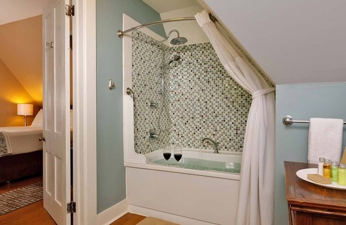 Central Business District Bed & Breakfast | Stay with us and you'll see why we are ranked #1 lodging in Kalamazoo, MI.