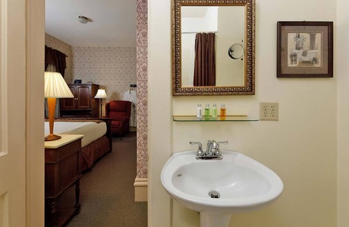 Central Business District Bed & Breakfast | Stay with us and you'll see why we are ranked #1 lodging in Kalamazoo, MI.
