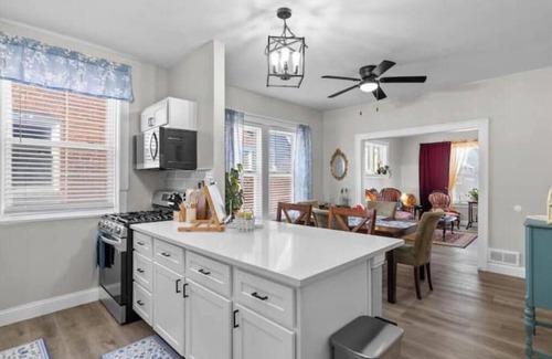 Southwest Garden Apartment | Stay, Work & Play, 2bd w/office near Downtown St Louis