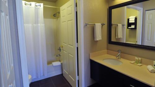 Oakbrook Terrace Hotel | Staybridge Suites Chicago-Oakbrook Terrace by IHG