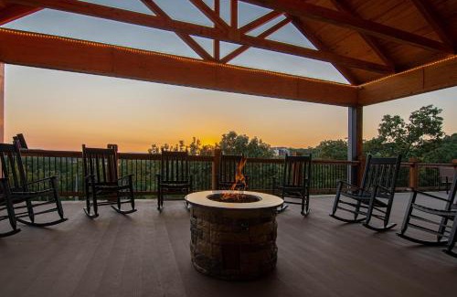 Table Rock Cabin | Staycation Lodge with Indoor Pool and Basketball Court