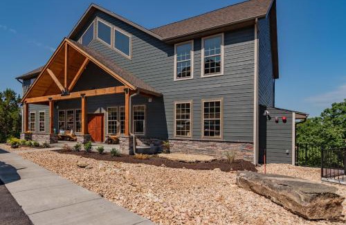Table Rock Cabin | Staycation Lodge with Indoor Pool and Basketball Court