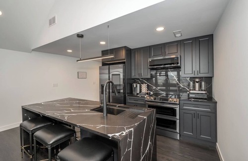 Cincinnati House | StayCityView | In Black & White