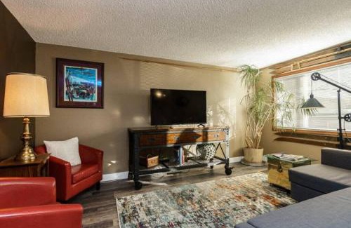 Boise Bench House | #StayInMyDistrict Eclectic Boise Townhouse near St Als