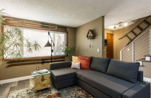 Boise Bench House | #StayInMyDistrict Eclectic Boise Townhouse near St Als