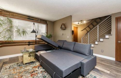 Boise Bench House | #StayInMyDistrict Eclectic Boise Townhouse near St Als