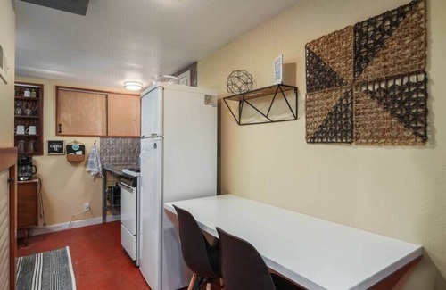 Woodlawn Apartment | #StayInMyDistrict Woodlawn Eclectic -Walk to Dekum