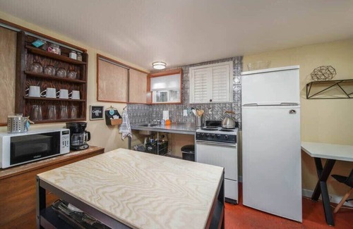 Woodlawn Apartment | #StayInMyDistrict Woodlawn Eclectic -Walk to Dekum