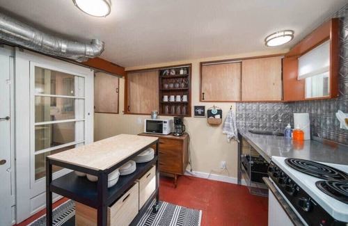 Woodlawn Apartment | #StayInMyDistrict Woodlawn Eclectic -Walk to Dekum