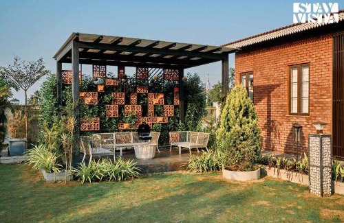 Sangli Villa | StayVista at Golden Ridge - Pool, BBQ, Bonfire
