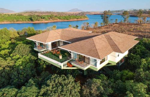 Wadgaon Villa | StayVista at Nihira Farms with Lake View - Kamshet
