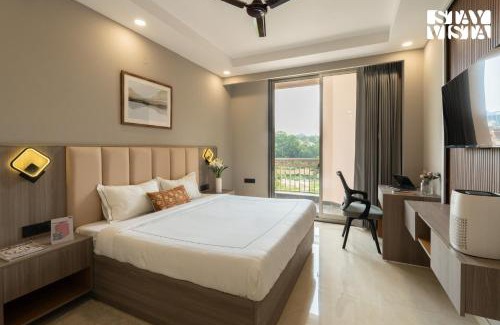 DLF Phase 3 Hotel | StayVista Residences near Cyber City Hub with Gym & Air Purifier